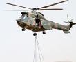  ´n Oryx-helikopter op pad om ´n Gecko-voertuig vir die troepe op die grond neer te sit, terwyl ´n Rooivalk, met sy 20mm-kanon, dekking verleen op die agtergrond. Die geleentheid was Lugmagbasis Makhado se vuurkragdemonstrasie by die Roodewal-bombaan verlede Woensdag.
