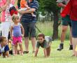 <p>Tjoekepaf seuntjies maak reg vir hulle wedloop.</p>
