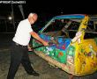 Oom Dirk Meissenheimer bult die spiere.  Foto: Hagar Taute Du Preez.
