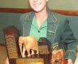 <p>Alida du Preez, hoofmeisie van Laerskool Louis Trichardt, ontvang die gesogte Triegie van die Jaar trofee tydens die skool se prysuitdeling op 29 Oktober.</p>
