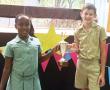 <p>Anza Mufamadi (links) en Chad Smith (regs) deel vanjaar Laerskool Levubu se Boekwurm van die Jaar-trofee. Foto verskaf.</p>
