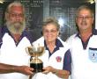 <p>Ben Groenewald (links) en Tiekie Prinsloo (middel) van die Louis Trichardt Rolbalklub het die onlangse Limpopo senior gemengde pare kompetisie in Polokwane ingepalm. Regs staan Christo van der Merwe, president van Polokwane. Foto verskaf.</p>
