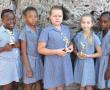 <p>Hierdie groepie meisies van Laerskool Messina het trofe&euml; ontvang vir drie-jaar-lange deelname aan die skool se trompoppiespan. Die toekennings is gemaak tydens die skool se jaarlikse prysuitdeling op 11 November. Slegs Graad 3-meisies kan die toekennings ontvang. Van links na regs staan Thlogi Mashotana, Karabo Mako, Louise Rossouw, Serea Pretorius, Tshedza Ramphabana en Nyakallo Chaima.<em> Foto verskaf.</em></p>
