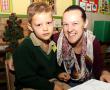 <p>Joshua Swanepoel in die Graad 1 Y-klas was Woensdag nog 'n bietjie skaam vir al die nuwe dinge by die groot skool, maar het ingestem om saam met ma Lucinda vir 'n foto te poseer.&nbsp;</p>
